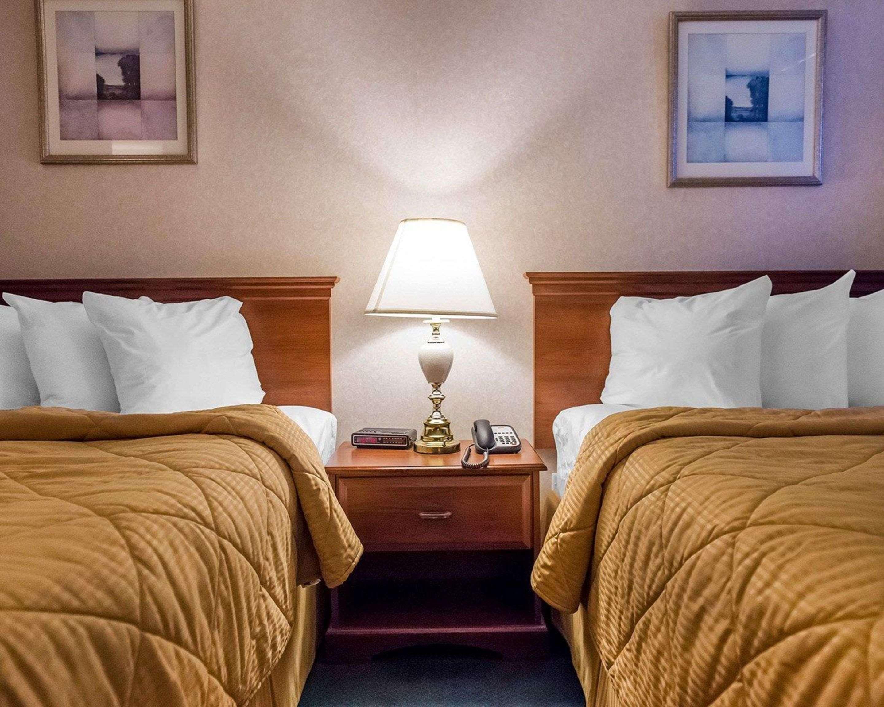 Econo Lodge Смитс-Фолс Экстерьер фото